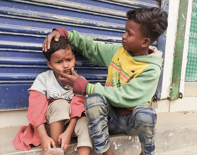 দারিদ্রতা কেড়ে নিয়েছে হাসি, দিয়েছে বিষণ্নতা